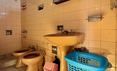 CHALET CLASICO EN BARRIO RESIDENC. CON COCHERA, 4 DORMIT. 2 BAÑOS Y DEPTO TRASERO