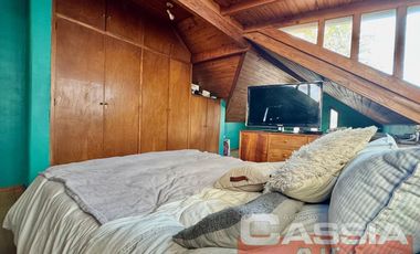 CHALET CLASICO EN BARRIO RESIDENC. CON COCHERA, 4 DORMIT. 2 BAÑOS Y DEPTO TRASERO