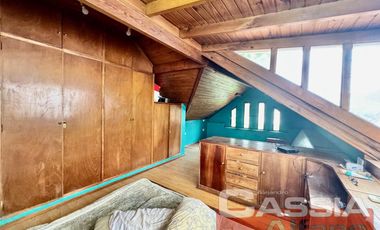 CHALET CLASICO EN BARRIO RESIDENC. CON COCHERA, 4 DORMIT. 2 BAÑOS Y DEPTO TRASERO