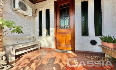 CHALET CLASICO EN BARRIO RESIDENC. CON COCHERA, 4 DORMIT. 2 BAÑOS Y DEPTO TRASERO