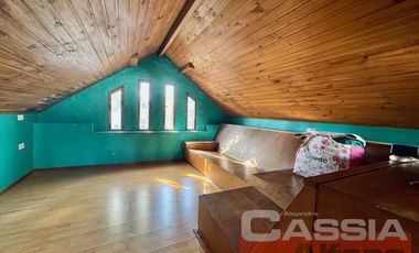 CHALET CLASICO EN BARRIO RESIDENC. CON COCHERA, 4 DORMIT. 2 BAÑOS Y DEPTO TRASERO