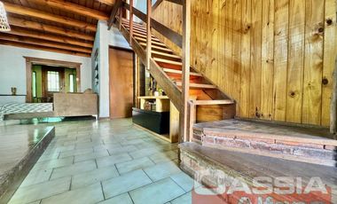 CHALET CLASICO EN BARRIO RESIDENC. CON COCHERA, 4 DORMIT. 2 BAÑOS Y DEPTO TRASERO