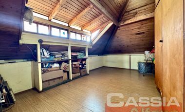 CHALET CLASICO EN BARRIO RESIDENC. CON COCHERA, 4 DORMIT. 2 BAÑOS Y DEPTO TRASERO