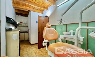 CHALET CLASICO EN BARRIO RESIDENC. CON COCHERA, 4 DORMIT. 2 BAÑOS Y DEPTO TRASERO