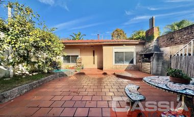 CHALET CLASICO EN BARRIO RESIDENC. CON COCHERA, 4 DORMIT. 2 BAÑOS Y DEPTO TRASERO