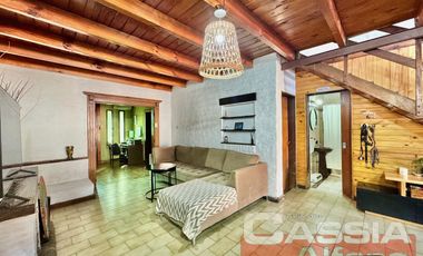 CHALET CLASICO EN BARRIO RESIDENC. CON COCHERA, 4 DORMIT. 2 BAÑOS Y DEPTO TRASERO