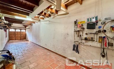 CHALET CLASICO EN BARRIO RESIDENC. CON COCHERA, 4 DORMIT. 2 BAÑOS Y DEPTO TRASERO