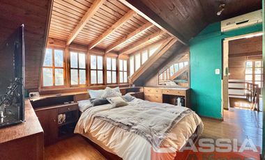 CHALET CLASICO EN BARRIO RESIDENC. CON COCHERA, 4 DORMIT. 2 BAÑOS Y DEPTO TRASERO