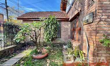 CHALET CLASICO EN BARRIO RESIDENC. CON COCHERA, 4 DORMIT. 2 BAÑOS Y DEPTO TRASERO