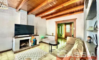 CHALET CLASICO EN BARRIO RESIDENC. CON COCHERA, 4 DORMIT. 2 BAÑOS Y DEPTO TRASERO