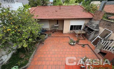 CHALET CLASICO EN BARRIO RESIDENC. CON COCHERA, 4 DORMIT. 2 BAÑOS Y DEPTO TRASERO