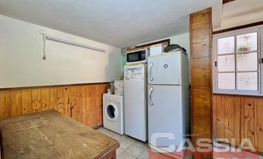 CHALET CLASICO EN BARRIO RESIDENC. CON COCHERA, 4 DORMIT. 2 BAÑOS Y DEPTO TRASERO
