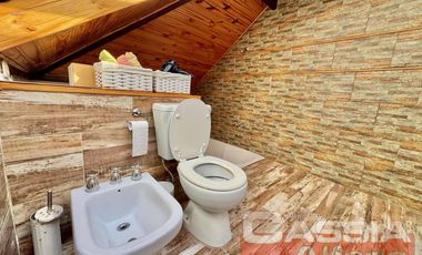 CHALET CLASICO EN BARRIO RESIDENC. CON COCHERA, 4 DORMIT. 2 BAÑOS Y DEPTO TRASERO