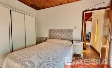 CHALET CLASICO EN BARRIO RESIDENC. CON COCHERA, 4 DORMIT. 2 BAÑOS Y DEPTO TRASERO