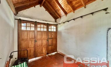 CHALET CLASICO EN BARRIO RESIDENC. CON COCHERA, 4 DORMIT. 2 BAÑOS Y DEPTO TRASERO