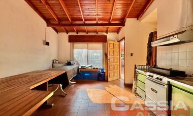 CHALET CLASICO EN BARRIO RESIDENC. CON COCHERA, 4 DORMIT. 2 BAÑOS Y DEPTO TRASERO