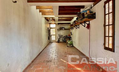 CHALET CLASICO EN BARRIO RESIDENC. CON COCHERA, 4 DORMIT. 2 BAÑOS Y DEPTO TRASERO
