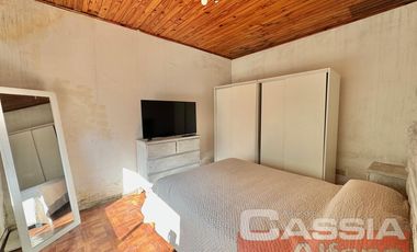 CHALET CLASICO EN BARRIO RESIDENC. CON COCHERA, 4 DORMIT. 2 BAÑOS Y DEPTO TRASERO