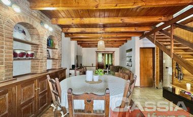 CHALET CLASICO EN BARRIO RESIDENC. CON COCHERA, 4 DORMIT. 2 BAÑOS Y DEPTO TRASERO