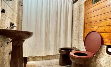 CHALET CLASICO EN BARRIO RESIDENC. CON COCHERA, 4 DORMIT. 2 BAÑOS Y DEPTO TRASERO