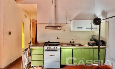 CHALET CLASICO EN BARRIO RESIDENC. CON COCHERA, 4 DORMIT. 2 BAÑOS Y DEPTO TRASERO