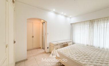 Casa en esq. 4 amb + dependencias y 2 cocheras. Reciclada. Av. Paso y Entre Ríos