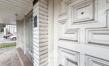 Casa en esq. 4 amb + dependencias y 2 cocheras. Reciclada. Av. Paso y Entre Ríos