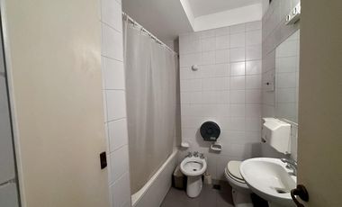 Excelente oficina en Paraguay y Talcahuano. Piso con amplios despachos y sala. Dos alas separables.