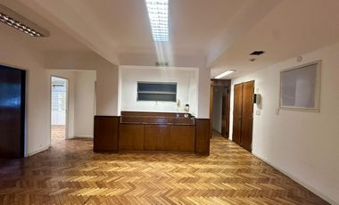 Excelente oficina en Paraguay y Talcahuano. Piso con amplios despachos y sala. Dos alas separables.