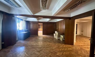Excelente oficina en Paraguay y Talcahuano. Piso con amplios despachos y sala. Dos alas separables.
