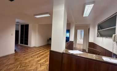 Excelente oficina en Paraguay y Talcahuano. Piso con amplios despachos y sala. Dos alas separables.