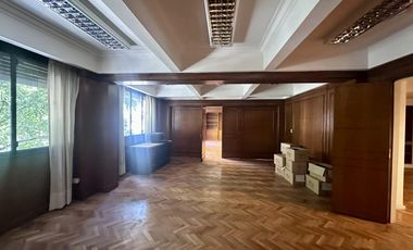 Excelente oficina en Paraguay y Talcahuano. Piso con amplios despachos y sala. Dos alas separables.