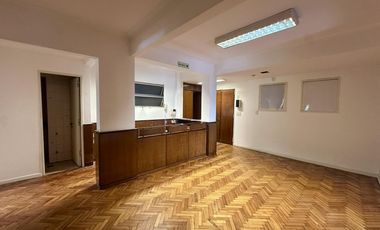 Excelente oficina en Paraguay y Talcahuano. Piso con amplios despachos y sala. Dos alas separables.