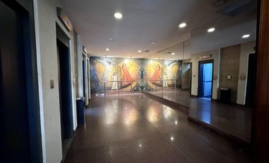 Excelente oficina en Paraguay y Talcahuano. Piso con amplios despachos y sala. Dos alas separables.