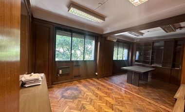 Excelente oficina en Paraguay y Talcahuano. Piso con amplios despachos y sala. Dos alas separables.