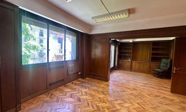Excelente oficina en Paraguay y Talcahuano. Piso con amplios despachos y sala. Dos alas separables.