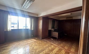 Excelente oficina en Paraguay y Talcahuano. Piso con amplios despachos y sala. Dos alas separables.