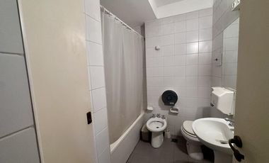 Excelente oficina en Paraguay y Talcahuano. Piso con amplios despachos y sala. Dos alas separables.