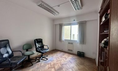 Excelente oficina en Paraguay y Talcahuano. Piso con amplios despachos y sala. Dos alas separables.