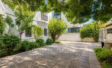 Propiedad con amplio terreno y alto potencial en Providencia