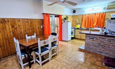 VENTA CASA 4 AMBIENTES COCHERA PATIO PARRILA