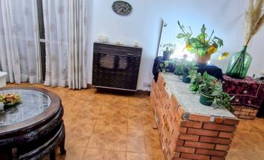 VENTA CASA 4 AMBIENTES COCHERA PATIO PARRILA