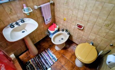 VENTA CASA 4 AMBIENTES COCHERA PATIO PARRILA