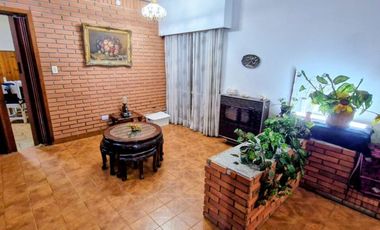 VENTA CASA 4 AMBIENTES COCHERA PATIO PARRILA