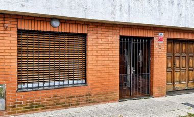 VENTA CASA 4 AMBIENTES COCHERA PATIO PARRILA