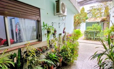 VENTA CASA 4 AMBIENTES COCHERA PATIO PARRILA