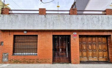 VENTA CASA 4 AMBIENTES COCHERA PATIO PARRILA