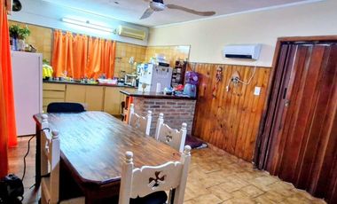 VENTA CASA 4 AMBIENTES COCHERA PATIO PARRILA