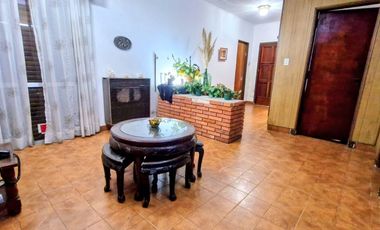 VENTA CASA 4 AMBIENTES COCHERA PATIO PARRILA