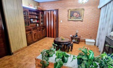VENTA CASA 4 AMBIENTES COCHERA PATIO PARRILA